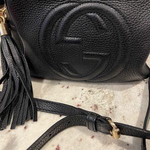 Gucci Disco soho small leather crossbody bag in black pebble leather.